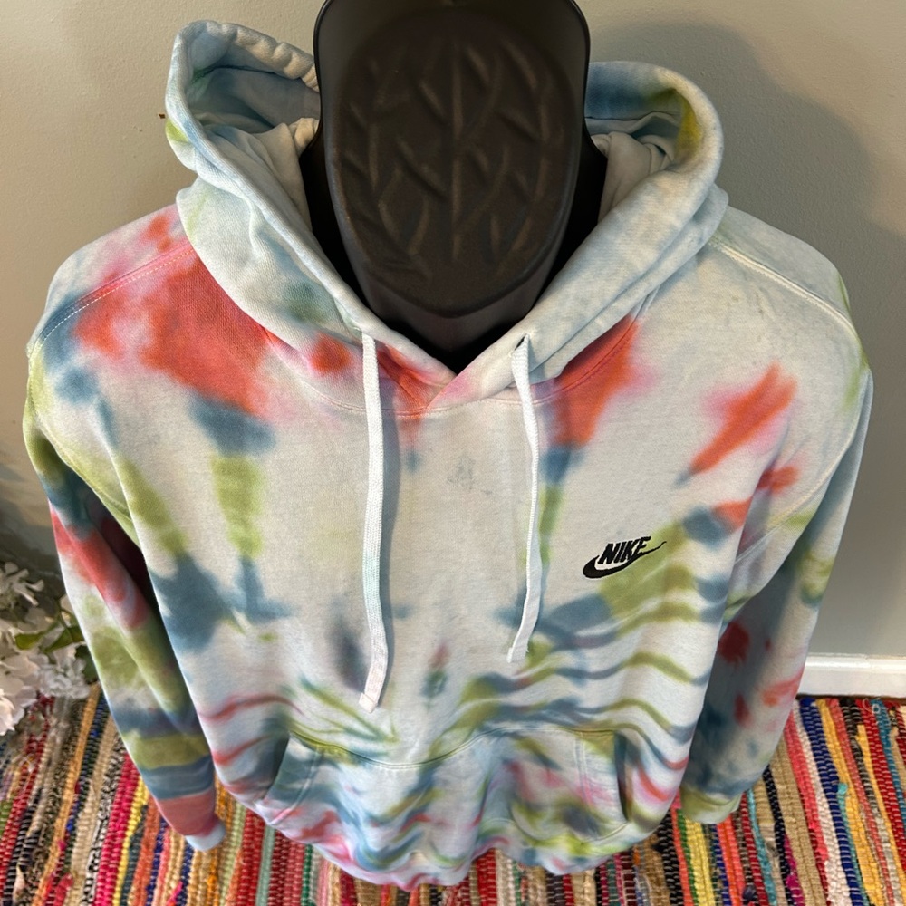 NEW Nike Swoosh Tie Dye Hooded Sweatshirt Embroidered Spellout Medium - Picture 3 of 7